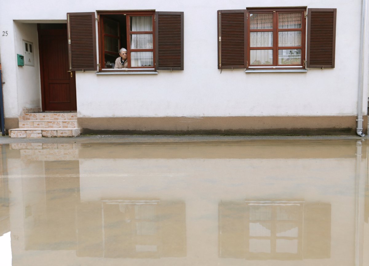 (VIDEO) Na Hrvaškem po neurju še poplave, ponekod voda segala do kolen