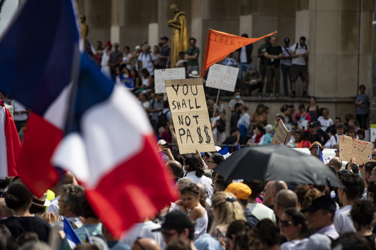(FOTO) Francozi na ulicah zaradi obveznega cepljenja, policija v Parizu uporabila solzivec
