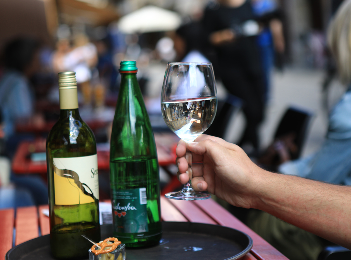 Policisti v hrvaški Slatini sredi delovnega dneva lagodno nazdravljali v bifeju