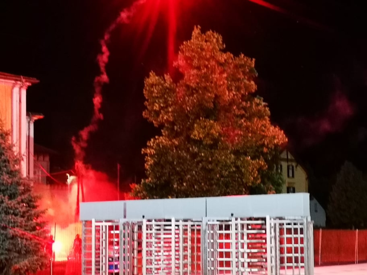 Skupina navijačev odvrgla več bakel, policisti zoper tri osebe uporabili plinski razpršilec