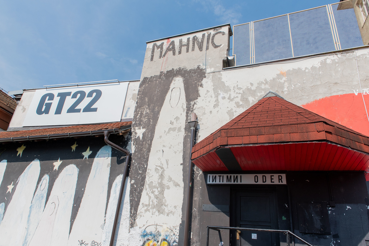 Na Intimnem odru gledališki eseji Takorekoč
