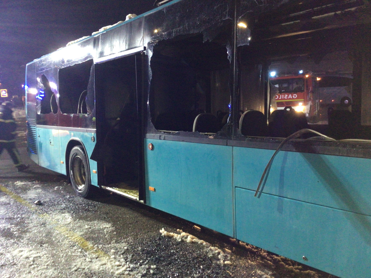 Kranj: Je v gorečem avtobusu umrl slepi potnik?
