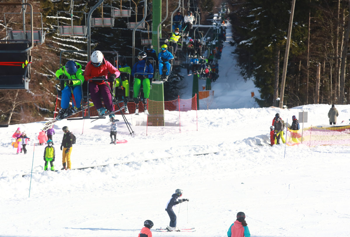 50-letnik na Mariborskem Pohorju spravil v pogon motorne sani in dodal plin, te so trčile v 7-letnika in ga nato še prevozile
