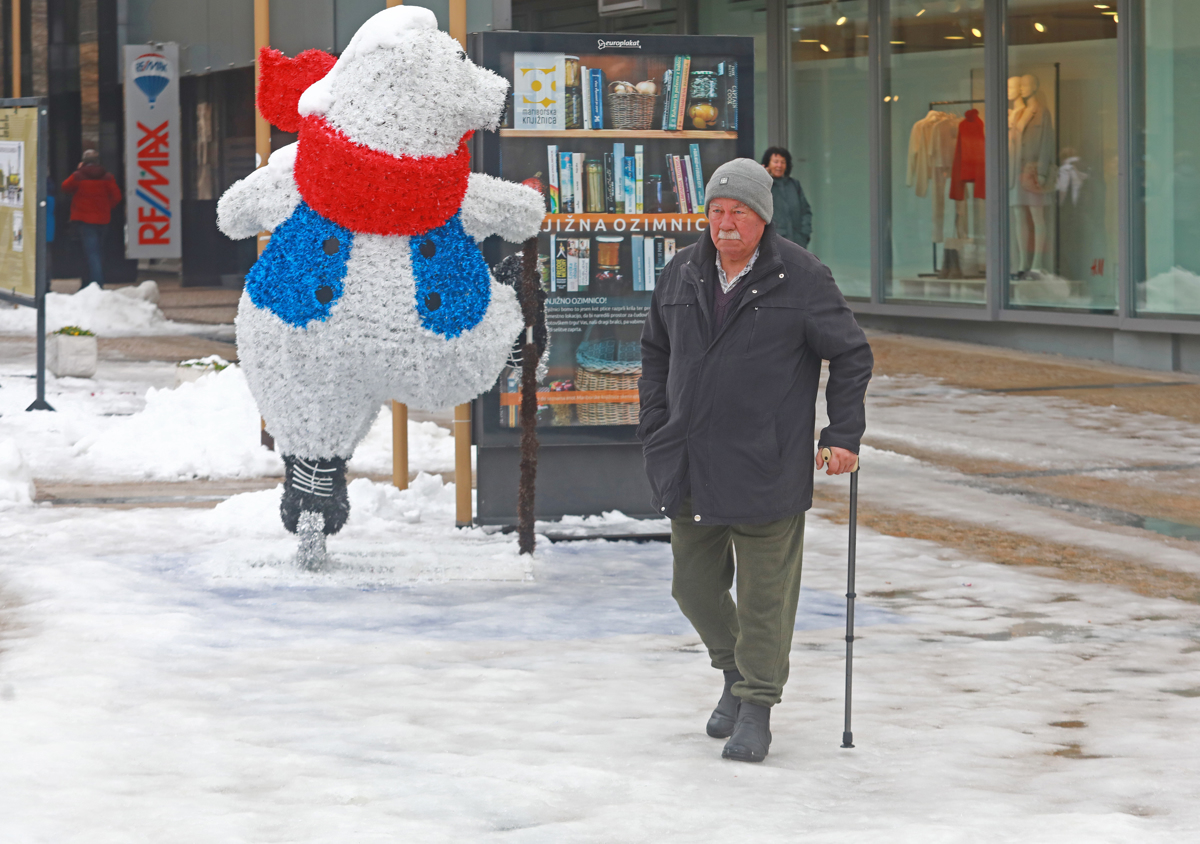 (FOTO) Zakaj Nigrad ni očistil poledenelih pločnikov v Mariboru
