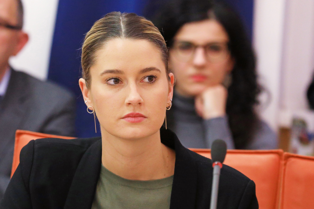 Zamenjava v svetniški skupini Arsenovič za Maribor: Kdo bo nadomestil Tino Komočar
