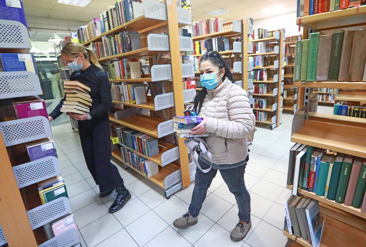 (FOTO) Tako je Mariborska knjižnica zaživela v Trgovskem centru City: Bralci so prihajali z vrečkami knjig
