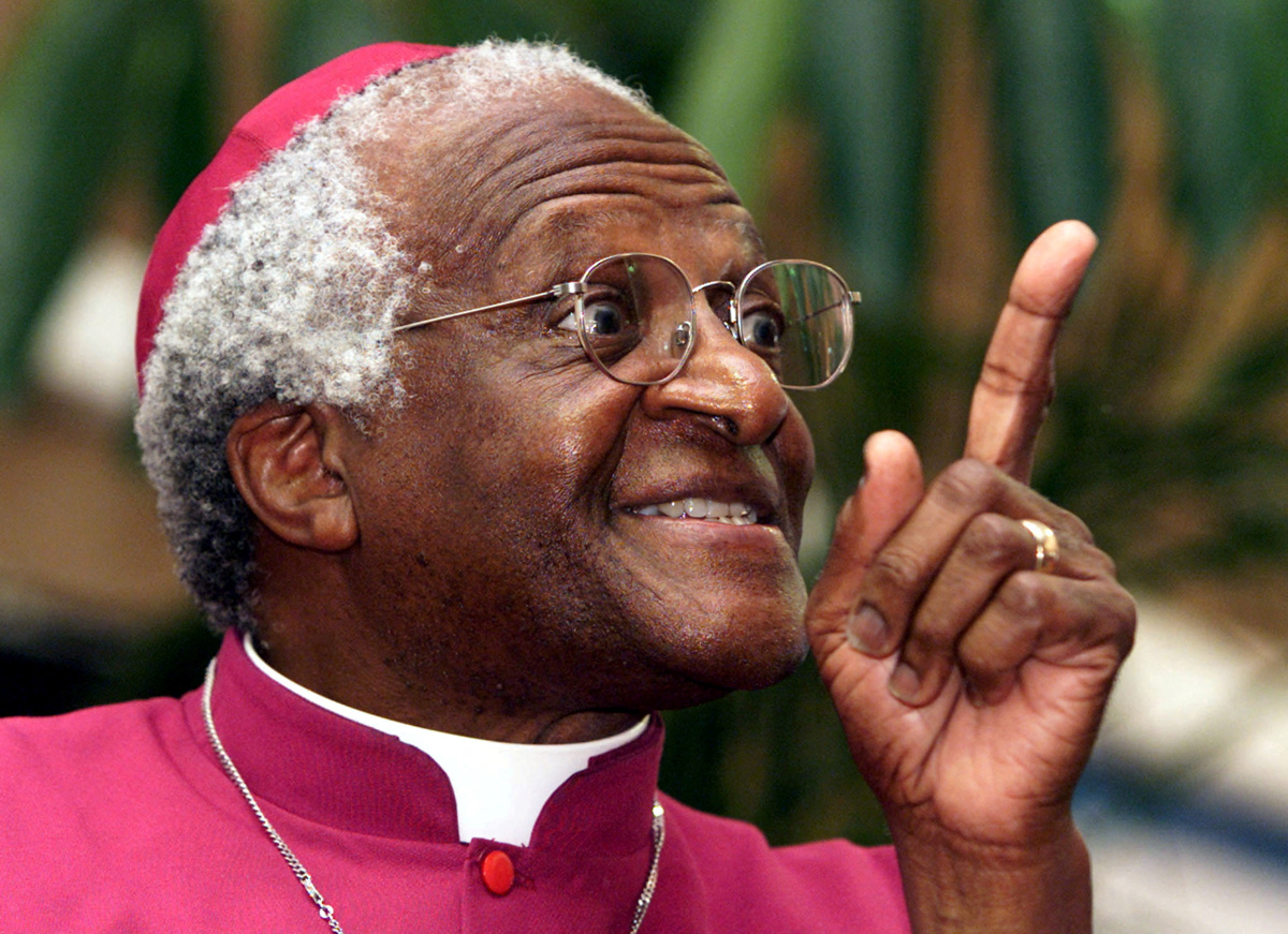 Umrl eden najbolj znanih borcev proti apartheidu Desmond Tutu
