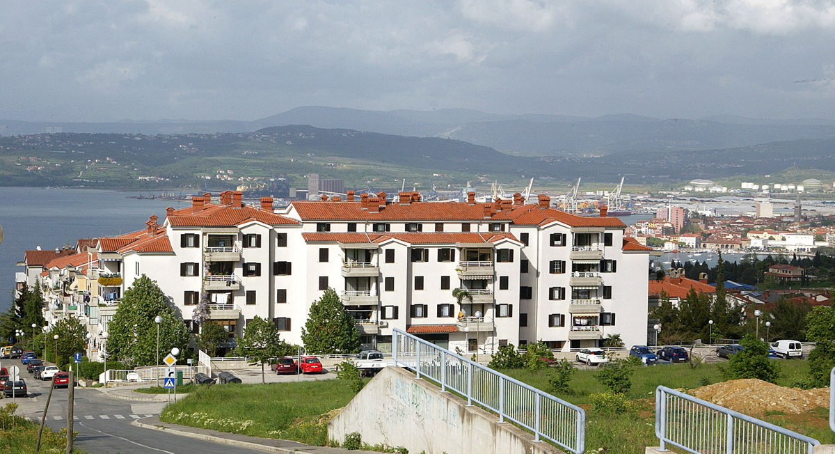 Po Kopru je delil letake s fotografijami gole bivše partnerke, policija poziva starše, naj se oglasijo
