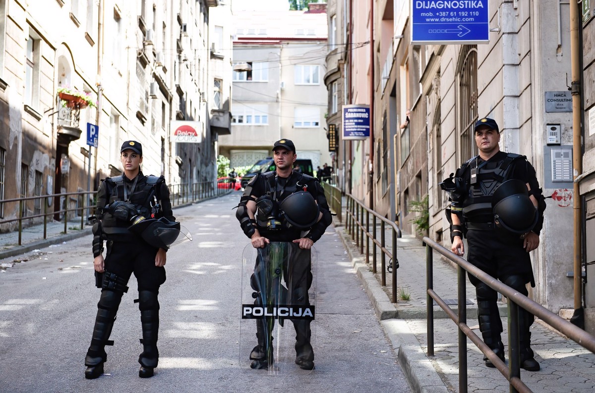 V BiH aretirali nekdanje pripadnike bošnjaških sil zaradi domnevnih zločinov nad srbskimi civilisti
