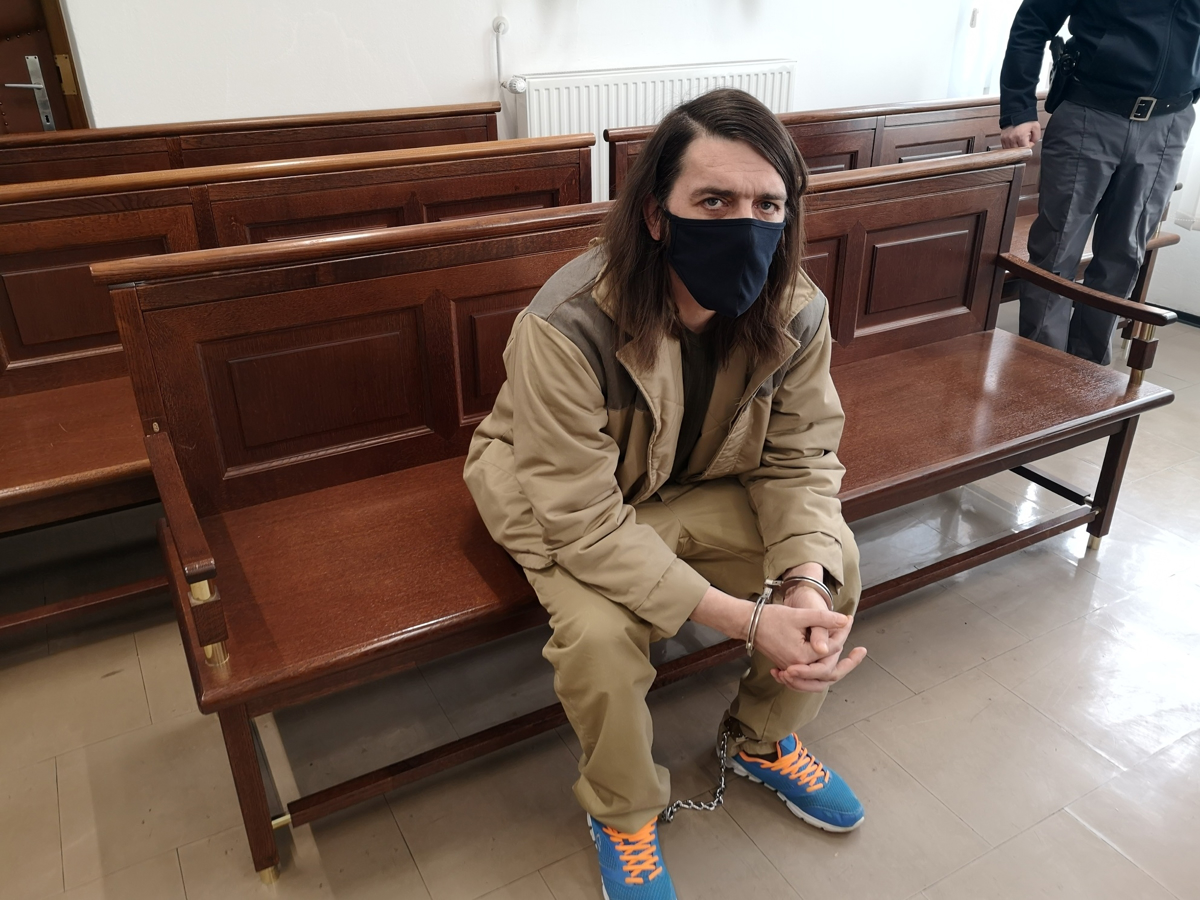 Napad na pravosodne policiste: Predobravnavni narok je sodnici le uspelo izpeljati
