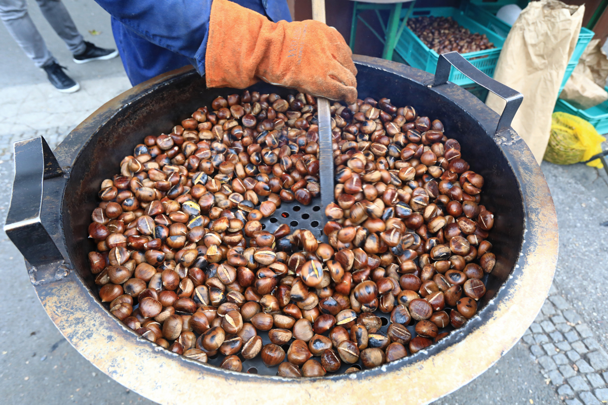 Vroča delovna mesta v Mariboru in okolici: Bi pekli kostanje? In kje natakarju ponujajo 1300 evrov neto plače?
