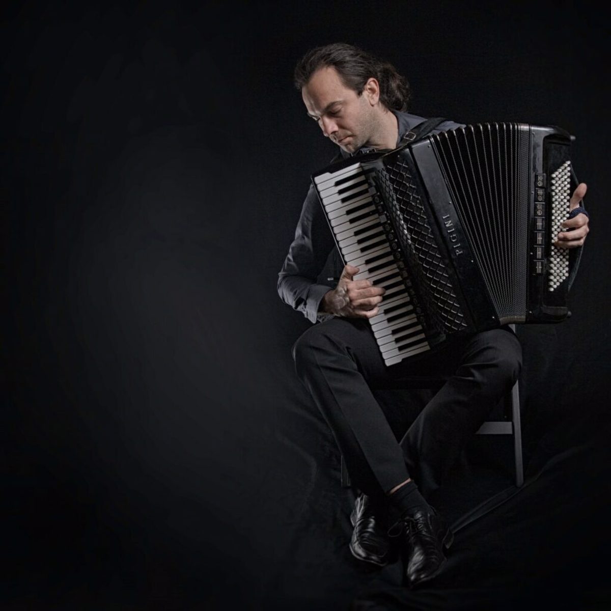 Marko Hatlak na komentiranem koncertu
