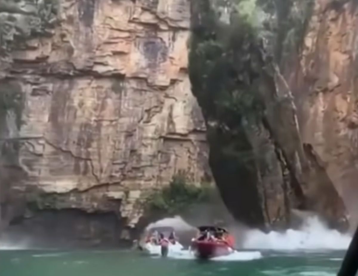 (VIDEO) V Braziliji se je utrgal del stene, ki je padla na čolne. Umrlo je najmanj sedem ljudi, precej več je ranjenih
