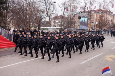 Za Dodikovo parado se dviguje prah
