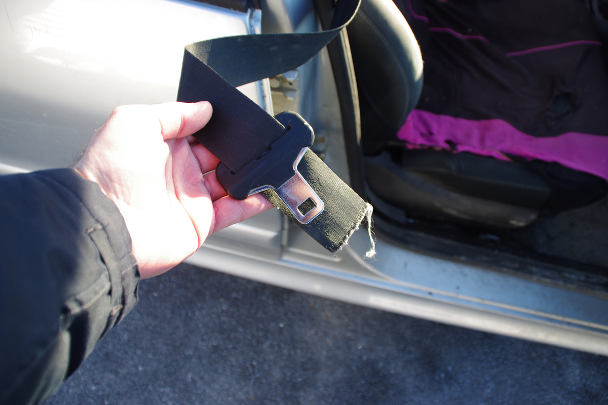 (FOTO) 57-letnik vozil s prerezanima varnostnima pasovoma. Kakšno kazen si je prislužil?
