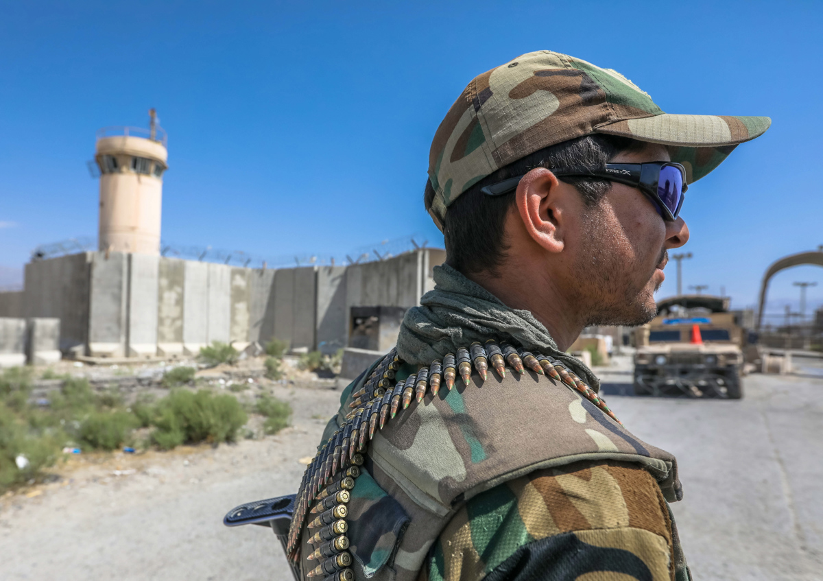 Talibani v ofenzivi, afganistanske vladne sile bežijo tudi čez mejo