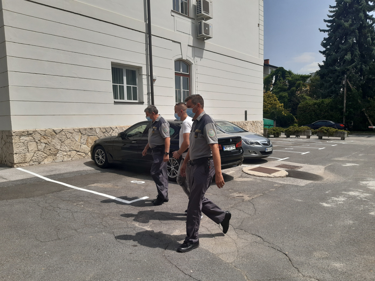 Dve leti zapora za požigalca zabojnikov