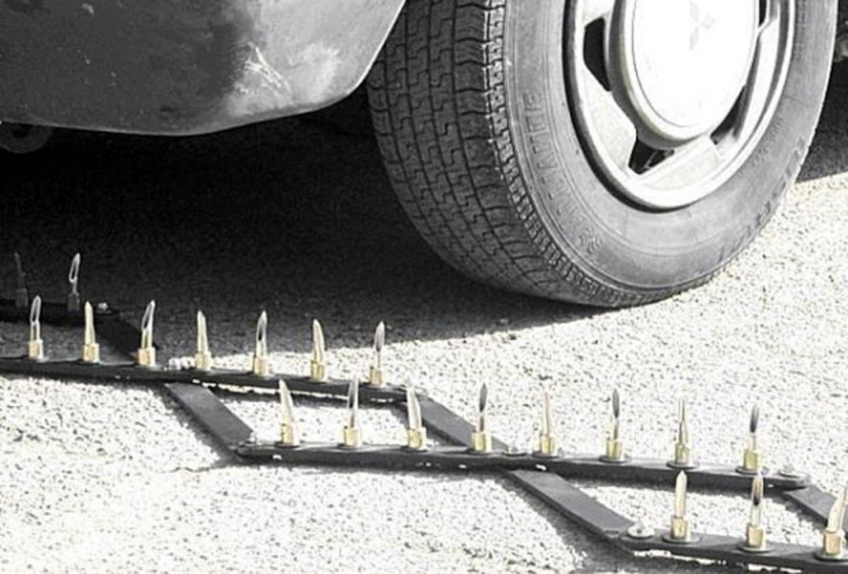 Policistom je med begom kazal sredinec, prevozil stinger, ustavila ga je šele blokada z avtomobili
