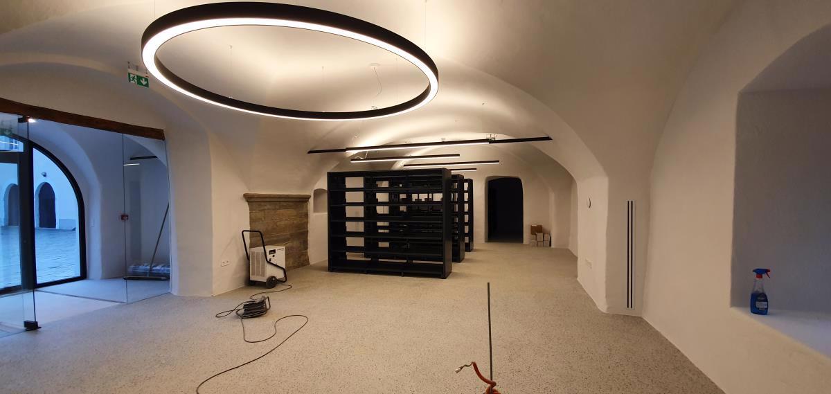 V nekoč temačni kleti in drvarnici raškega gradu bodo kmalu zasijali svetli knjižnični prostori
