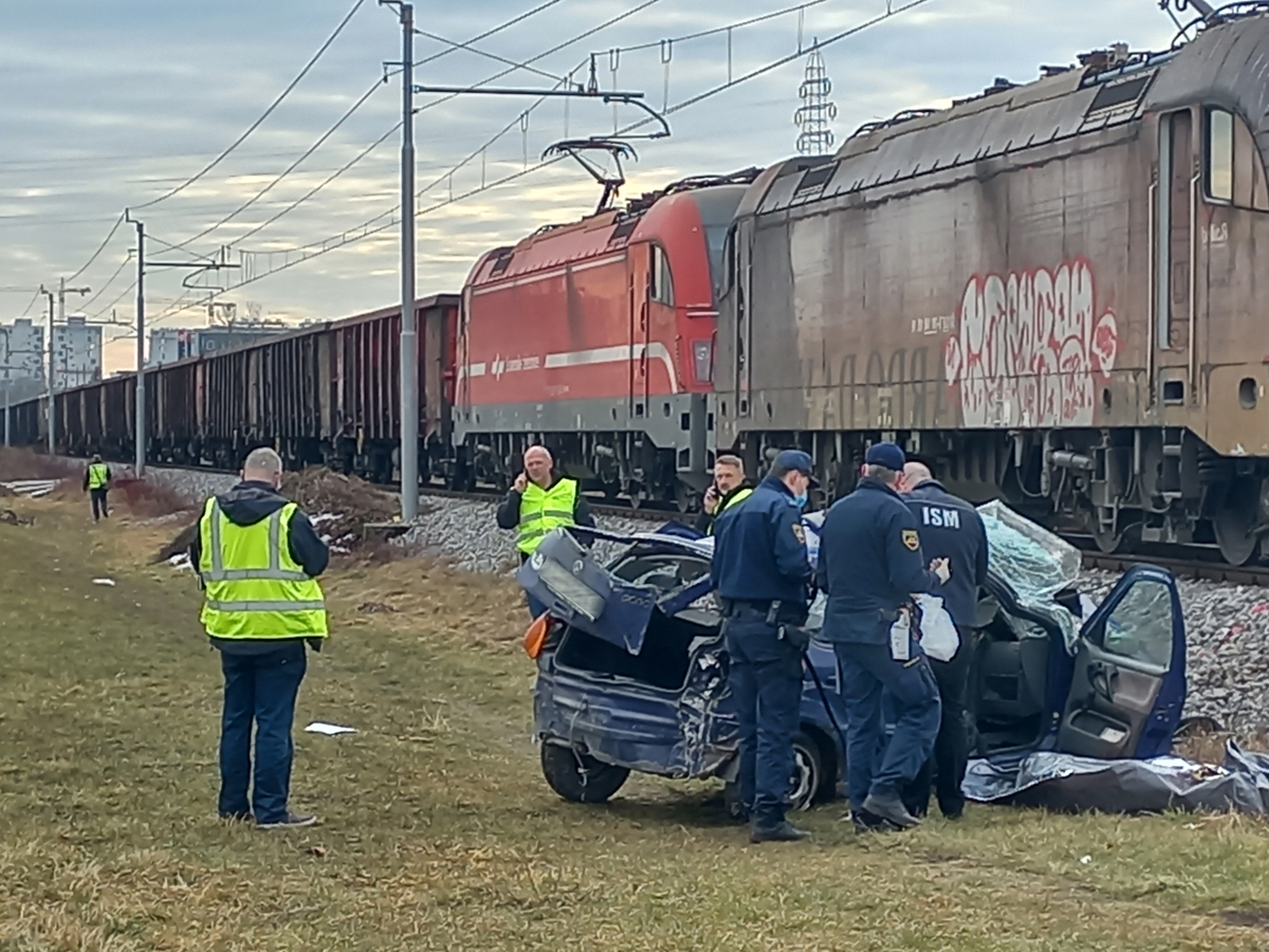 (FOTO) Šiška: Pred železniškim prehodom obvozila zapornico, trčenja z vlakom ni preživela
