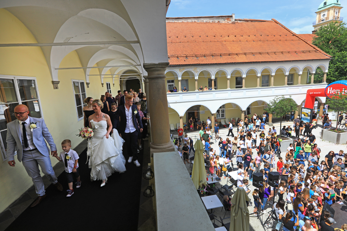 Zaradi obnove v mariborskem Rotovžu ni več porok. Kje so druge lokacije in koliko je sploh še uradnih poročnih obredov?
