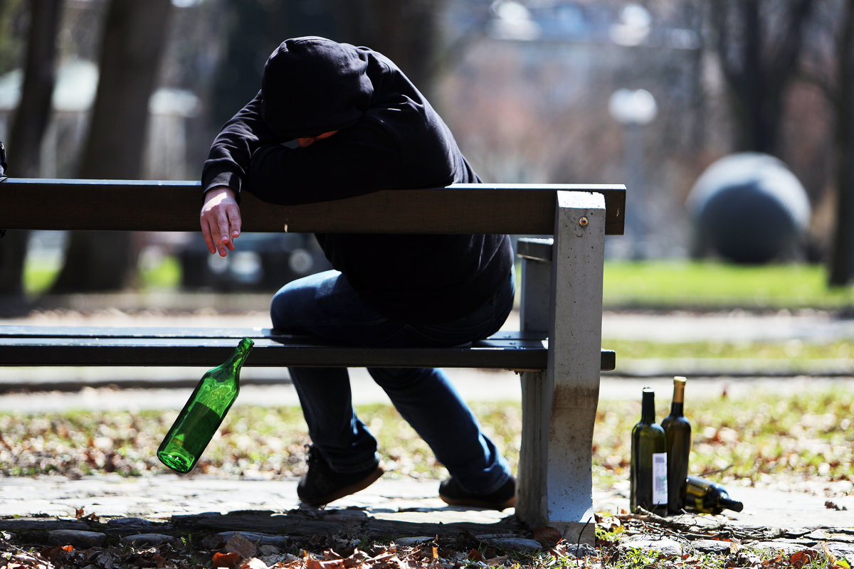 Zakaj je o alkoholizmu, zaradi katerega v Sloveniji trpi vsaka četrta družina, treba govoriti na glas?

