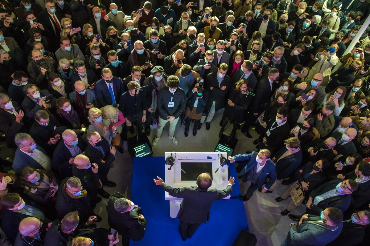 V Franciji po nasilnem shodu prepovedali skrajno desničarsko skupino
