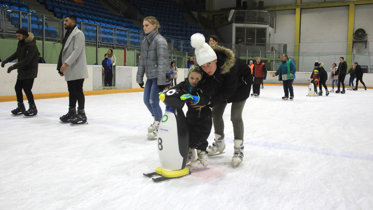 Zimski športni vikend: Na Pohorju so smučali in tekli, v Ledni dvorani drsali, v Pristanu plavali
