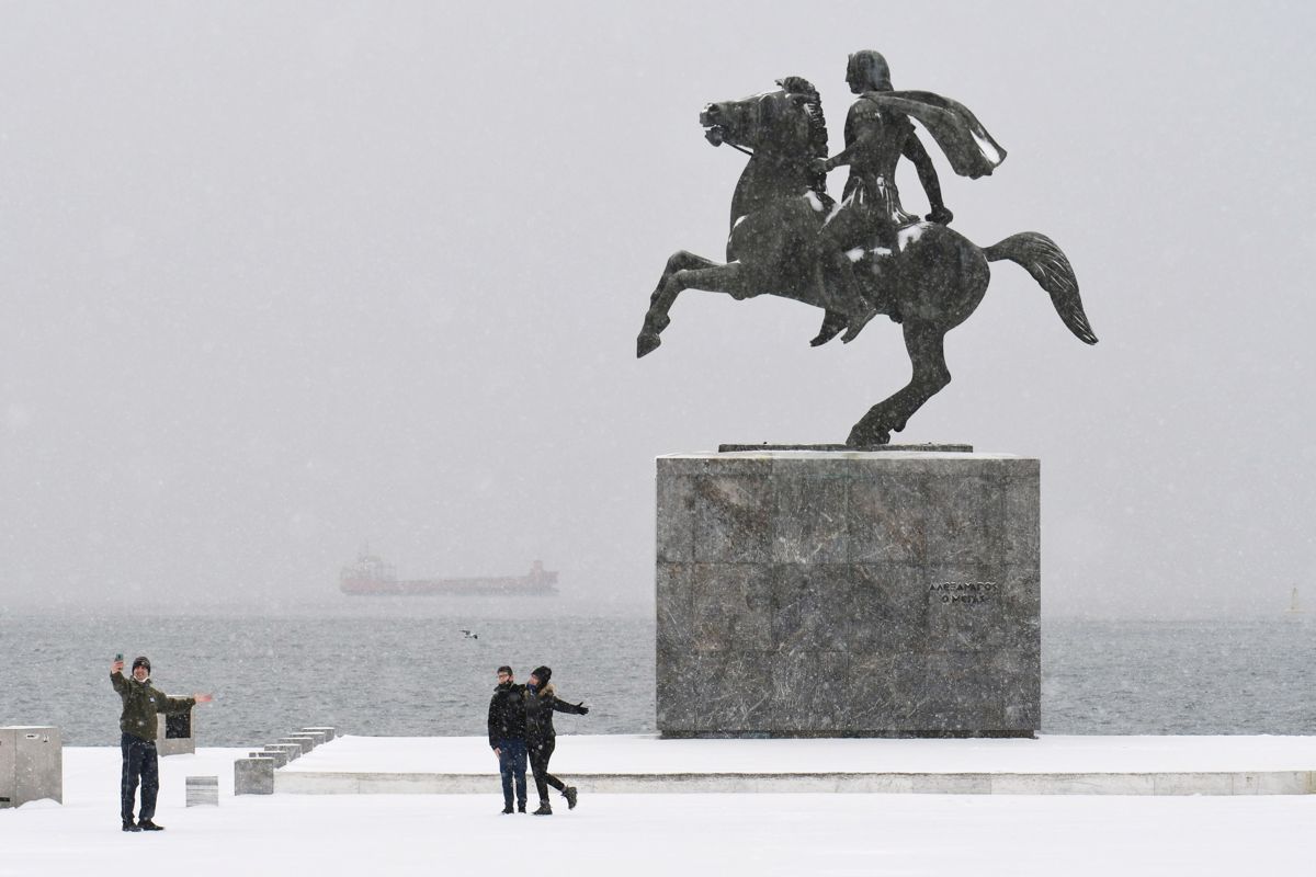 Grška priobalna mesta pobelil sneg, zaradi poledice zaprli avtocesto med Atenami in Solunom