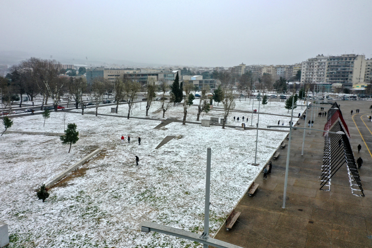 Pobeljena obala v Solunu.&nbsp;