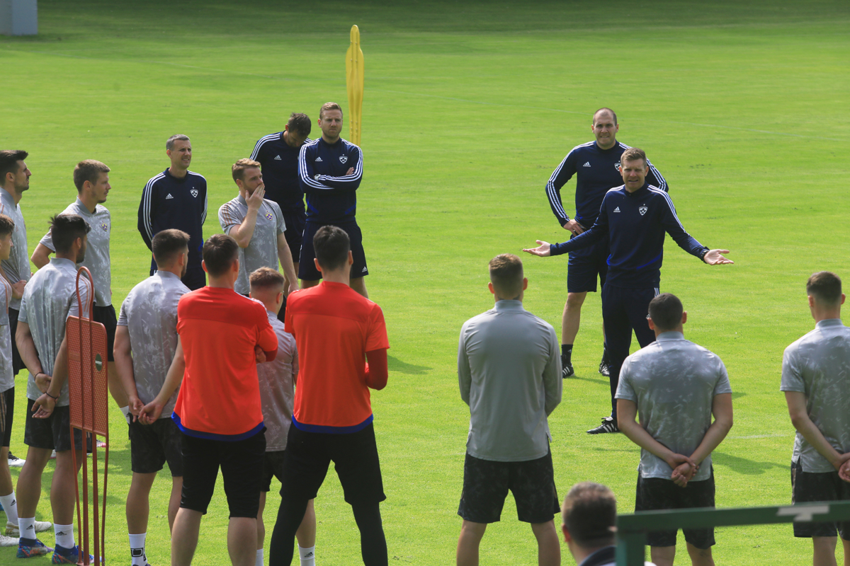 Konec počitnic za vijoličaste: V Ljudskem vrtu vadila tudi novinca