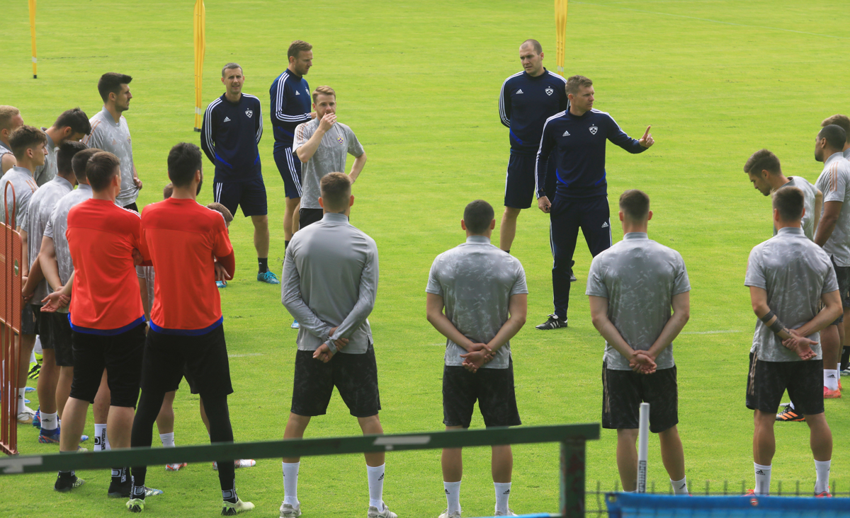 Konec počitnic za vijoličaste: V Ljudskem vrtu vadila tudi novinca