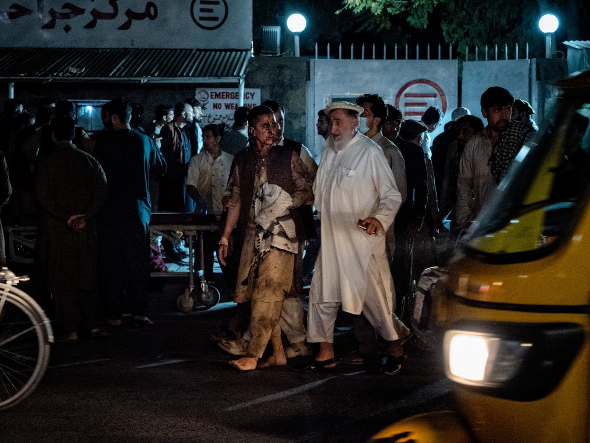 (VIDEO) V napadih v Kabulu umrlo 90 ljudi, več kot 150 ranjenih. Biden: "Izsledili vas bomo in plačali boste"