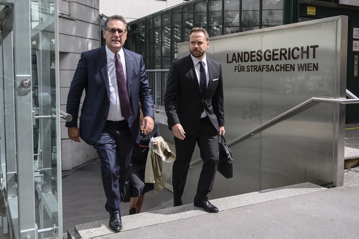 Bivši avstrijski podkancler Heinz-Christian Strache obsojen zaradi korupcije, a v zapor mu ne bo treba