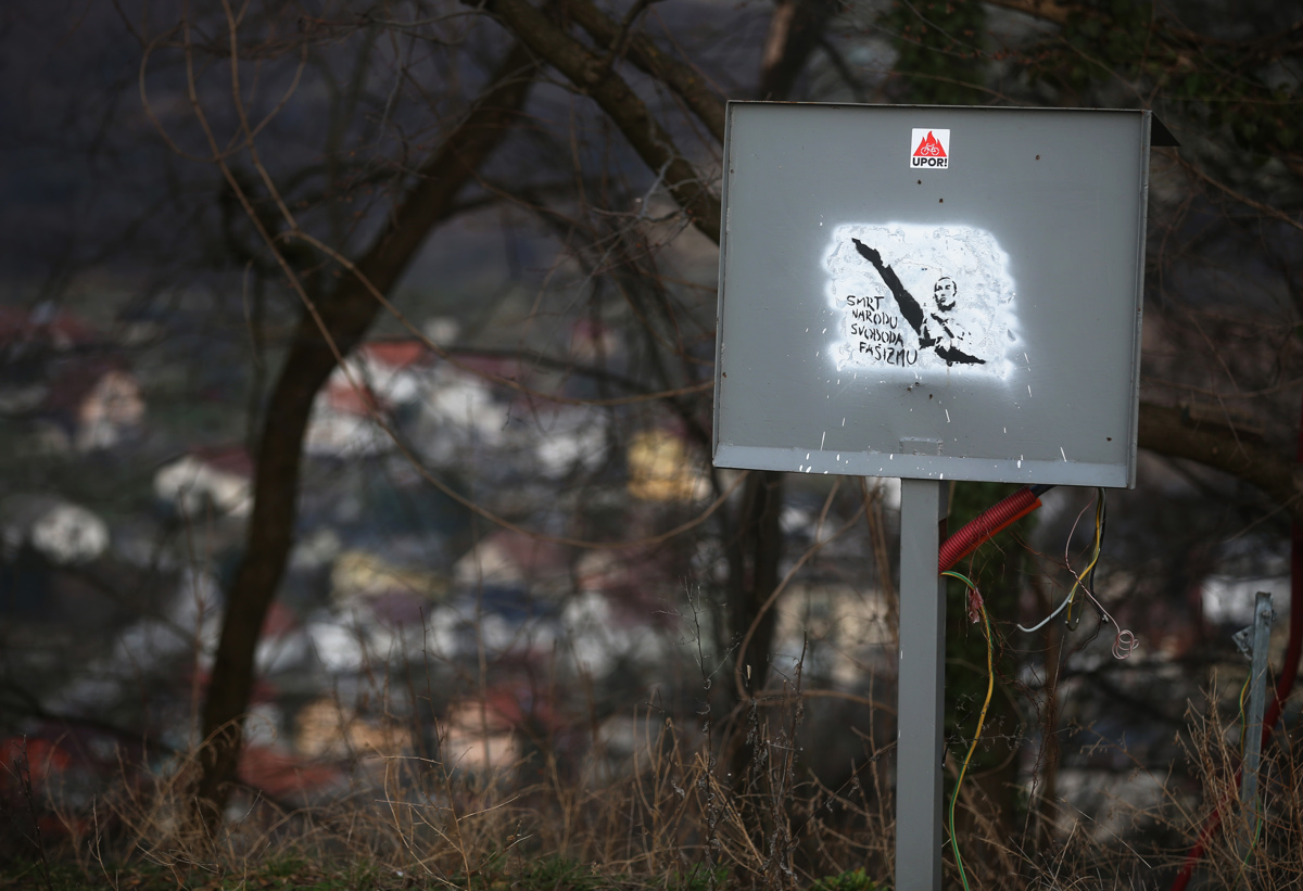 (FOTO) Na mariborski Piramidi se je pojavil enak grafit Janše z iztegnjeno roko, kot je bil lani v Pekarni