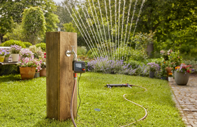 Vas med zalivanjem vrta jezi cev, ki se vozla, zapleta in morda celo pušča? Potem je čas, da jo zamenjate