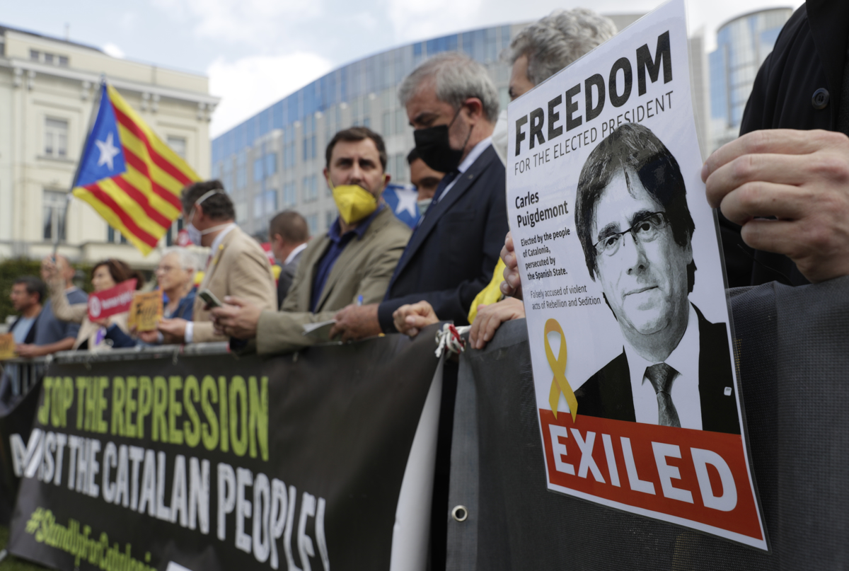 Katalonski voditelj Puigdemont kljub drugačnim napovedim prispel na Sardinijo