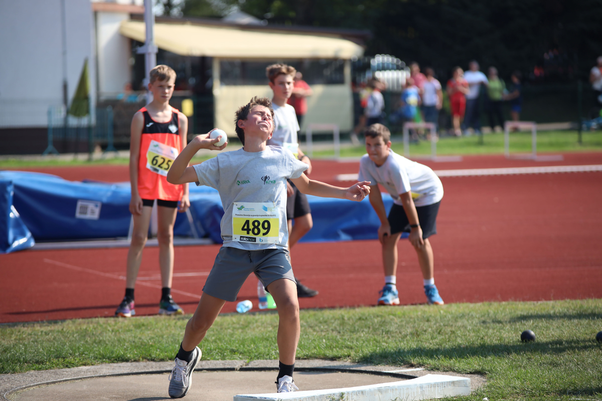 Hitreje, višje, močneje: Državno prvenstvo mladih atletov na mariborskem stadionu Poljane