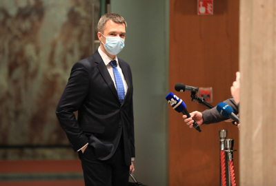 Grenka zmaga za ministra Dikaučiča: Podprlo ga je le 28 poslancev, vzdržali so se tudi v NSi
