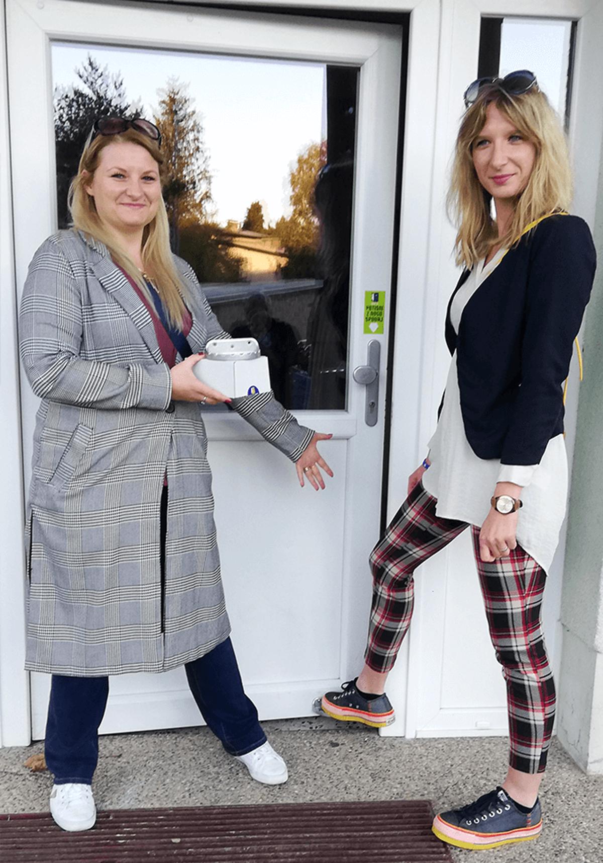 Startupovci zasnovali poseben pripomoček: "Ufnaj" vrata brez rok