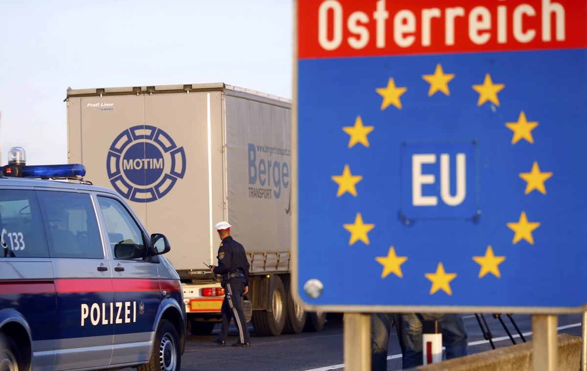 Z vozili, večinoma najetimi v Sloveniji, tihotapili ljudi v Avstrijo. Vodji kriminalne združbe so zdaj priprli v Gradcu
