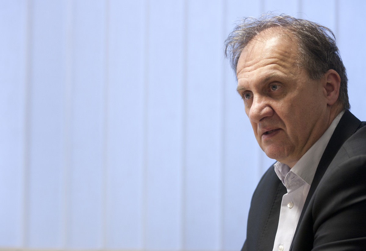 Strateški svet bi ukinil davek na luksuzna vozila, tisti z bruto plačo nad 6000 evri pa bi dobili socialno kapico