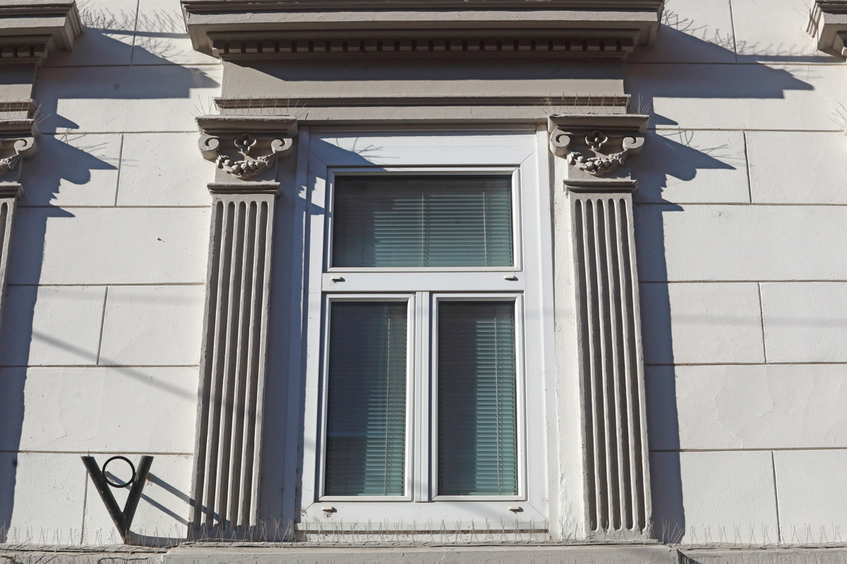 V osnovni šoli v Ljubljani na učenca padlo okno: Bi lahko bil razlog neredno vzdrževanje?