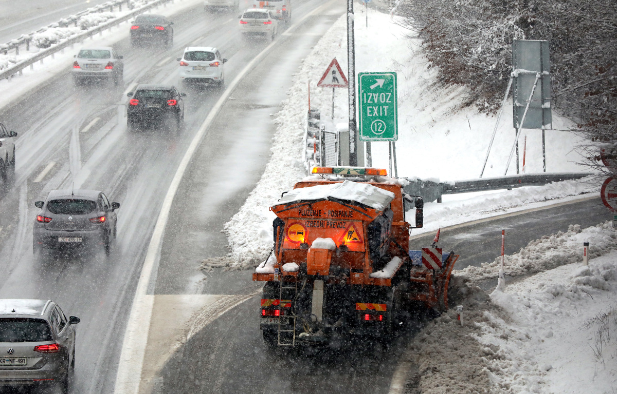 (FOTO) V sosednjih državah ekstremne vremenske razmere, pri nas delavci pripravljeni na začetek pluženja