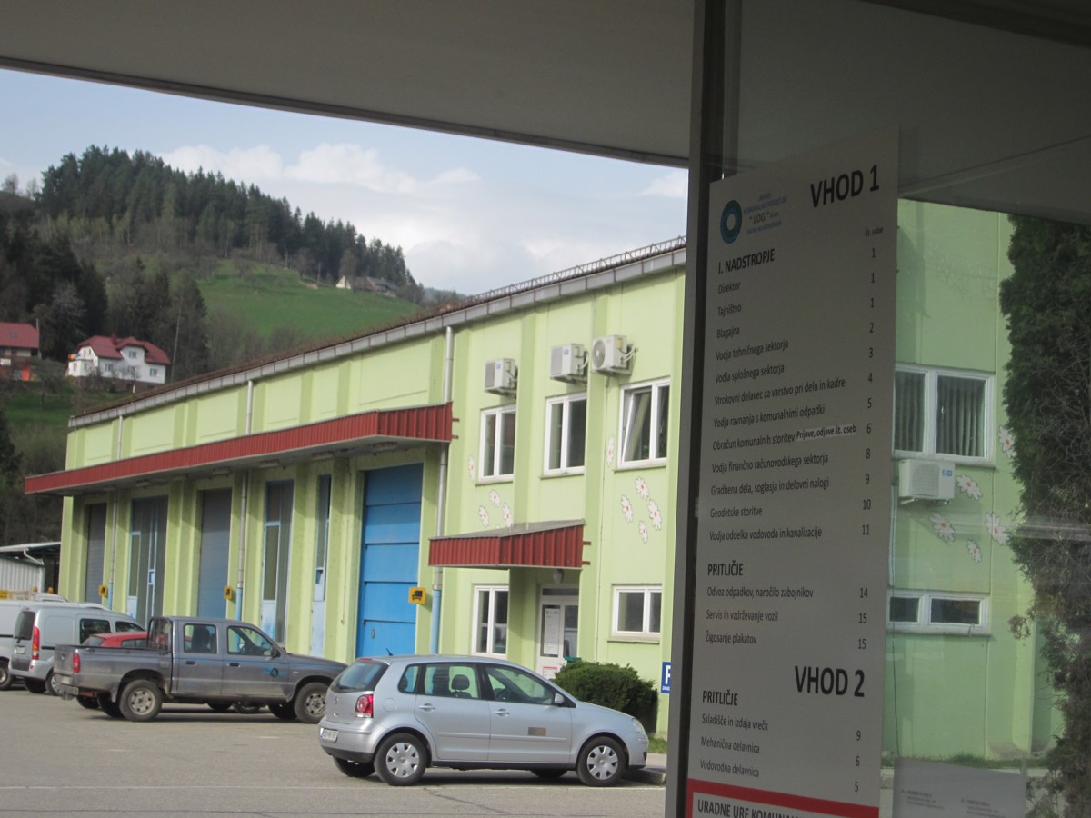 Pod Pokrvavko: Komunalne igre in naveze