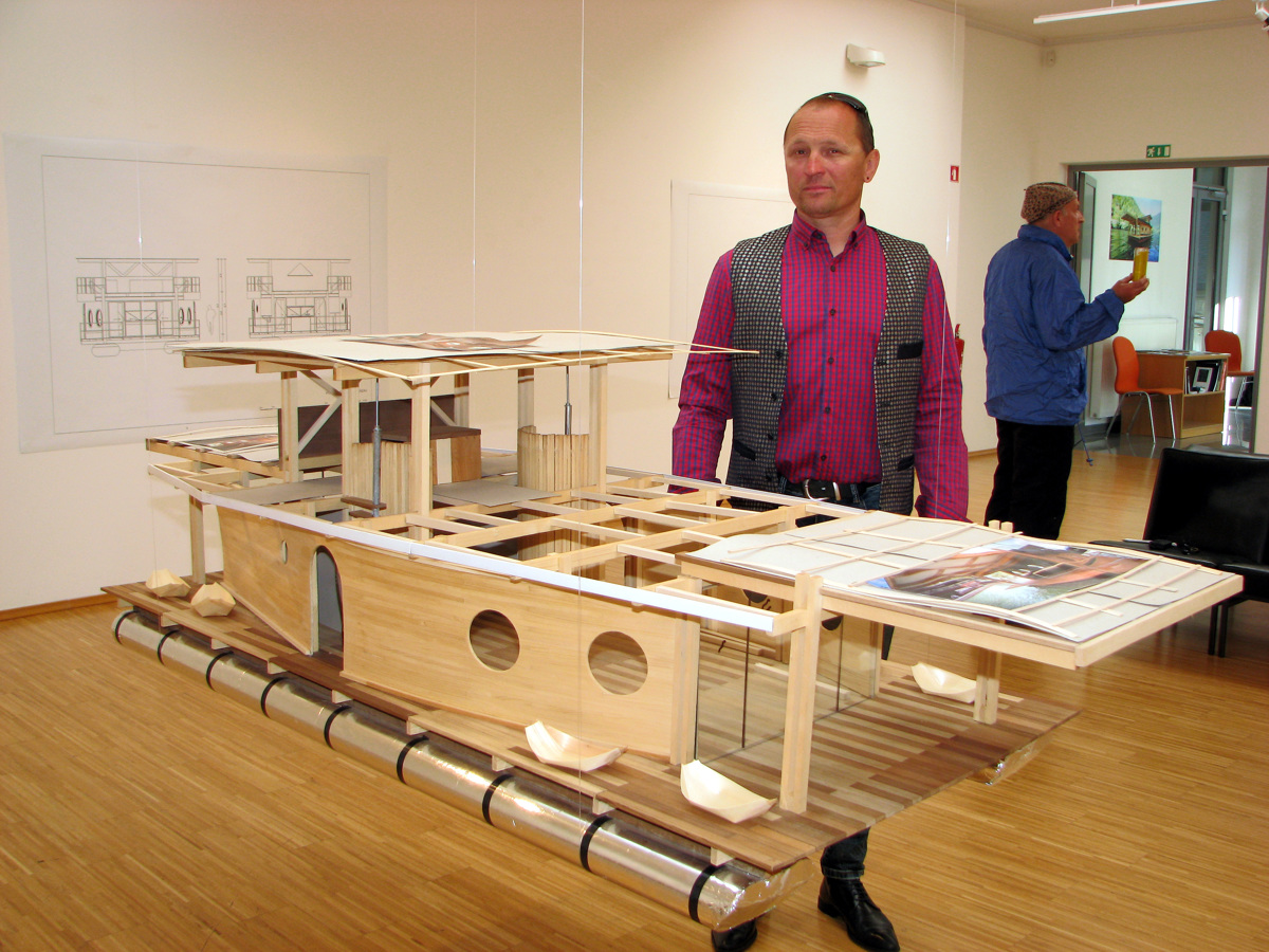 Melania bo plula po Dravi