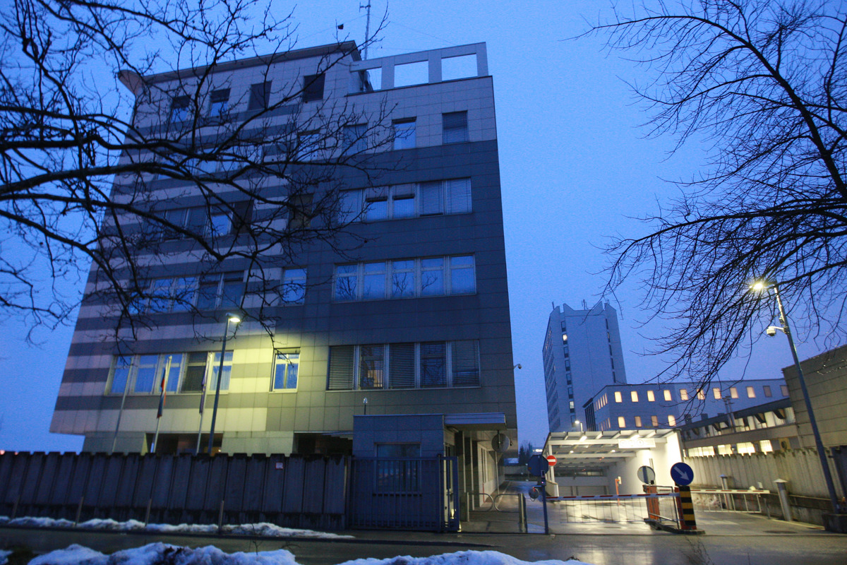 Zaradi intrig trpijo interesi države