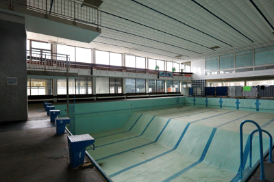 Skok na glavo v prazen bazen