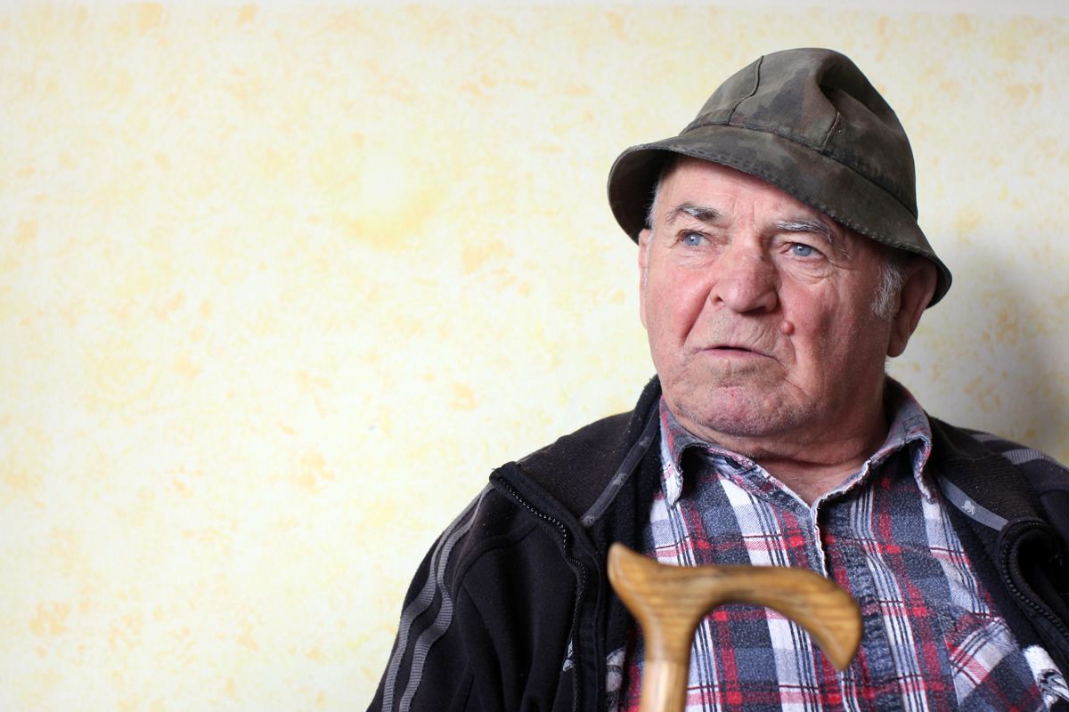 Še vedno kažejo s prstom nanj