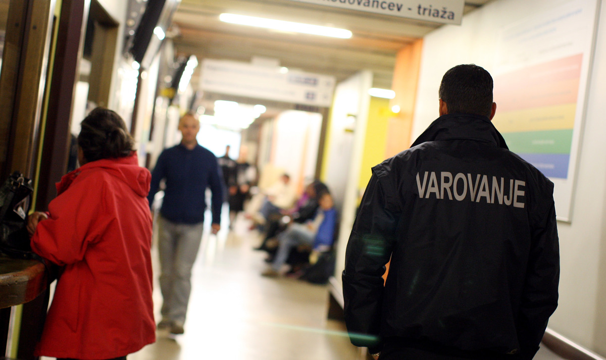 Varnostne razmere v bolnišnicah: vsak jih ureja po svoje
